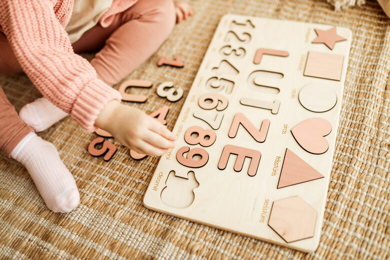 Lielā puzle ar cipariem un formām -  pasteļa rozā toņu palete 