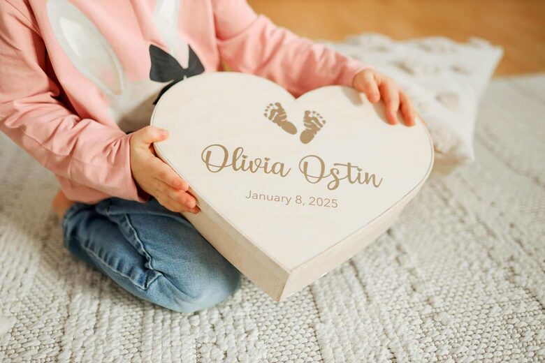 Sirds formas kārba ar pēdiņām jaundzimušajam