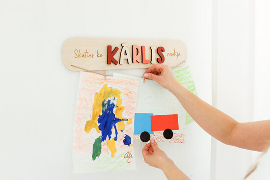 Zīmējumu turētājs pie sienas