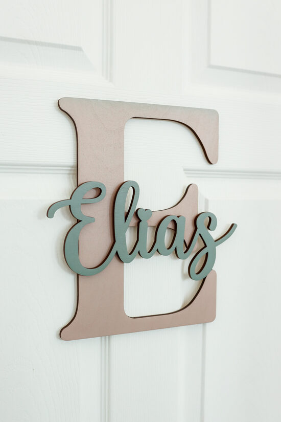 Koka dekors ar vārdu durvīm