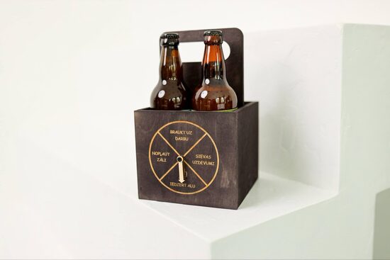  Tumšā alus kaste ar laimes ratu un Tavu tekstu