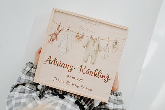 Atmiņu kaste “Pirmās drēbītes” brūngani zaļais dizains