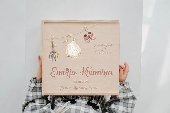 Atmiņu kaste “Pirmās drēbītes” maigi rozā dizains