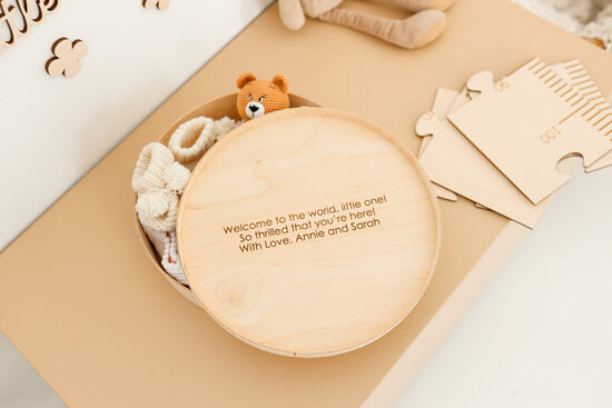 Gravējums uz atmiņu kastes vāka otras puses