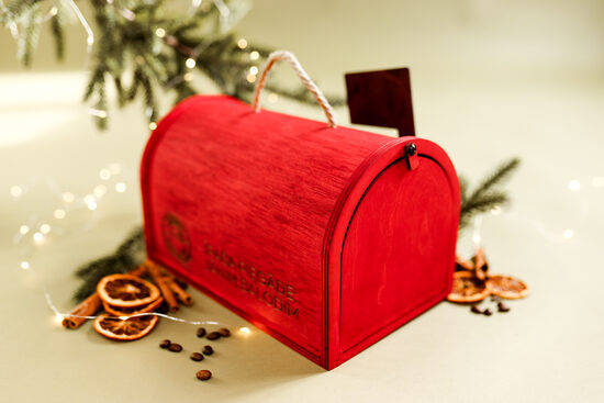 Pasta sūtījumu kaste sarkana