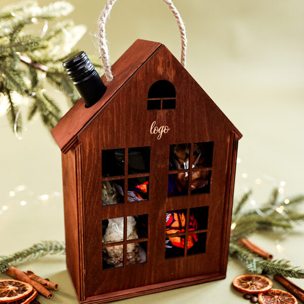 Koka māja kaste ar saldumiem