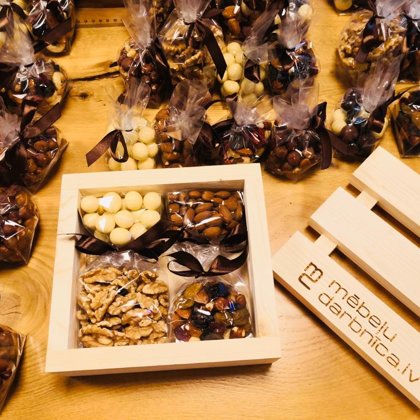 dāvanu kaste saldumiem no koka