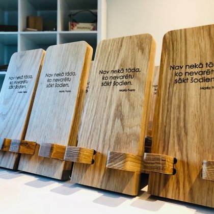 telefona turētājs ar uzrakstu