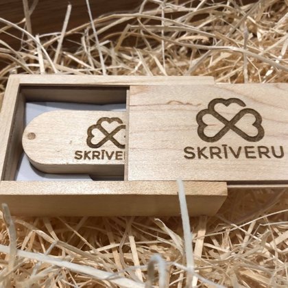 usb no koka ar uzrakstu