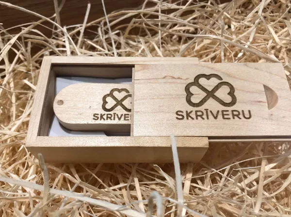usb no koka ar uzrakstu